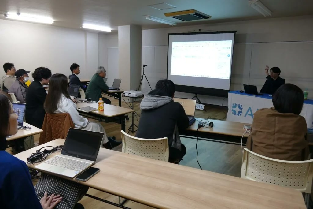 ノートPCを開いて手を動かすワークショップの参加者